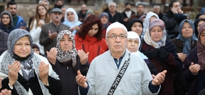 Merzifon'da umre kafilesi dualarla uğurlandı