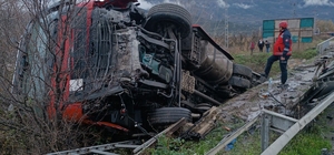 Sakarya'da dereye devrilen tırın sürücüsü yaralandı