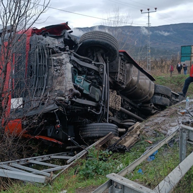 Sakarya'da dereye devrilen tırın sürücüsü yaralandı