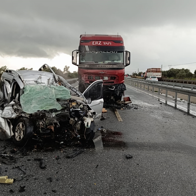 Aydın'da tırla hafif ticari aracın çarpışması sonucu 1 kişi yaralandı