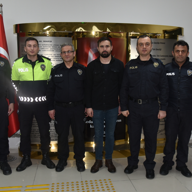 Giresun'da ATM'de unutulan para sahibine teslim edildi