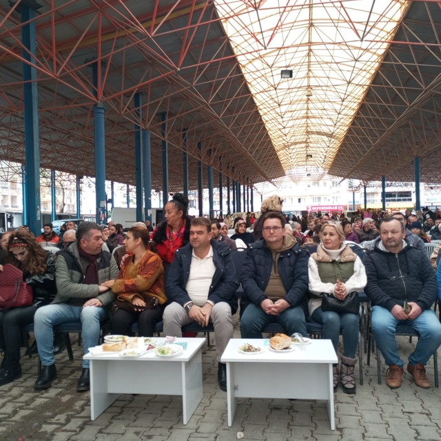 Seferihisar'daki Karadeniz Festivali'nde 1 ton hamsi dağıtıldı