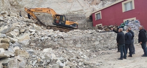 Uludere Belediyesinden heyelan nedeniyle evi zarar gören vatandaşa yardım 