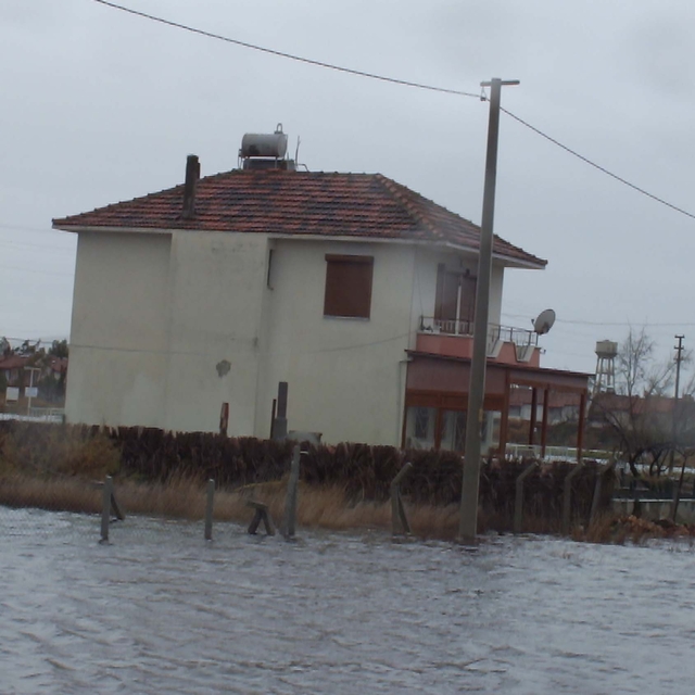 Ayvalık'ta sağanak; evleri su bastı, yollar dereye döndü (2)