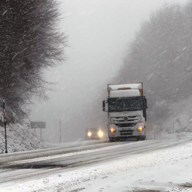 Kütahya'da kar yağışı ulaşımı olumsuz etkiledi