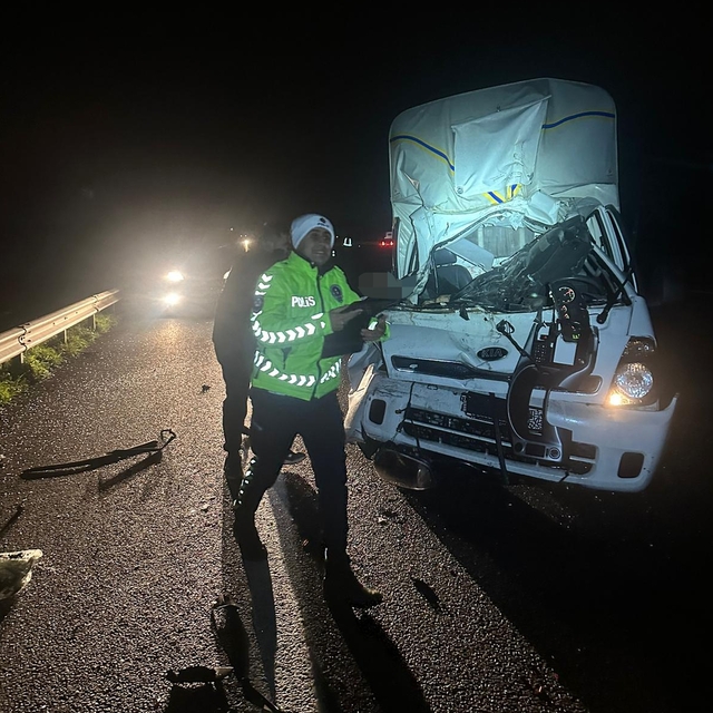 Anadolu Otoyolu'nda kamyona çarpan hafif ticari araçtaki 1 kişi öldü