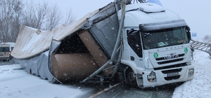 Tekirdağ'da buzlanma nedeniyle devrilen tır ulaşımda aksamaya neden oldu