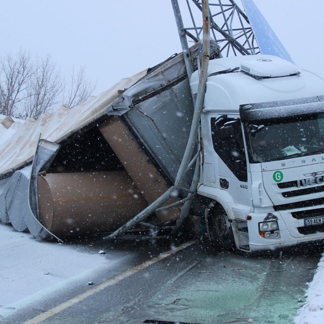 Tekirdağ'da buzlanma nedeniyle devrilen tır ulaşımda aksamaya neden oldu