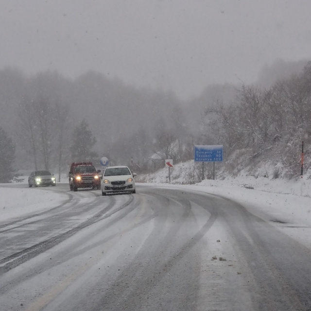 Kütahya´da Kocayayla geçidi kar nedeniyle TIR geçişlerine kapatıldı