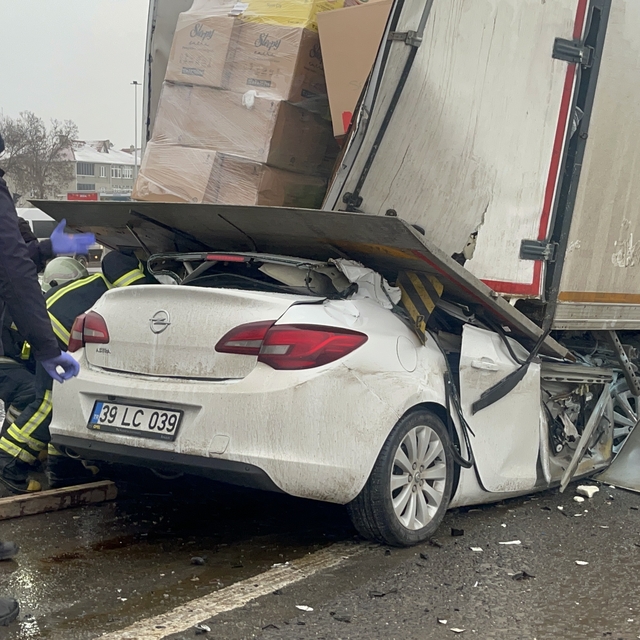 Tekirdağ'da trafik ışıklarında bekleyen kamyona çarpan otomobilin ehliyetsi...