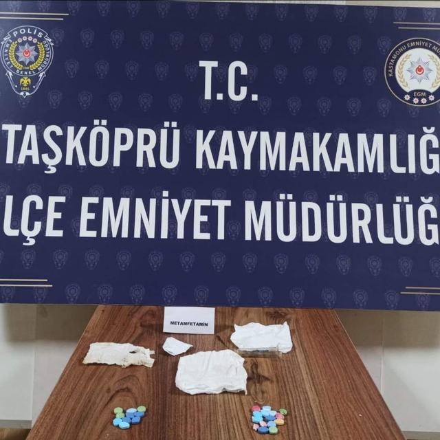 Kastamonu'da uyuşturucu ele geçirilen araçtaki 3 kişi yakalandı