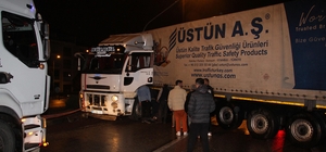 Yağışlı havada kayan TIR, yolu trafiğe kapattı