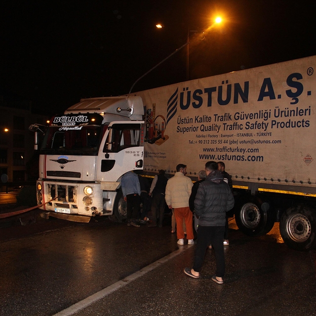 Yağışlı havada kayan TIR, yolu trafiğe kapattı