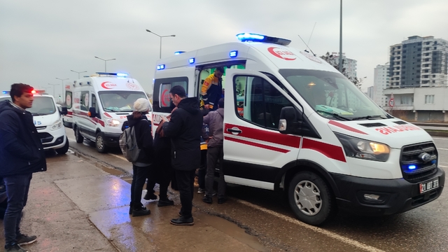 Diyarbakır'da minibüsün markete girmesi sonucu 5 öğrenci yaralandı