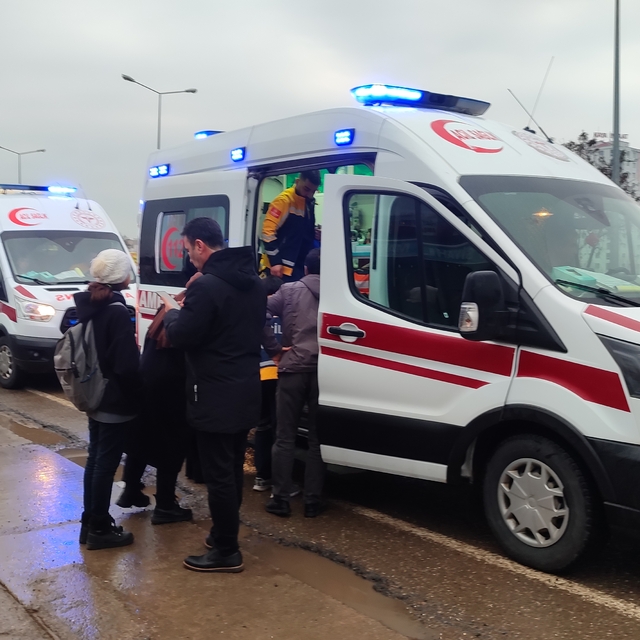 Diyarbakır'da minibüsün markete girmesi sonucu 5 öğrenci yaralandı