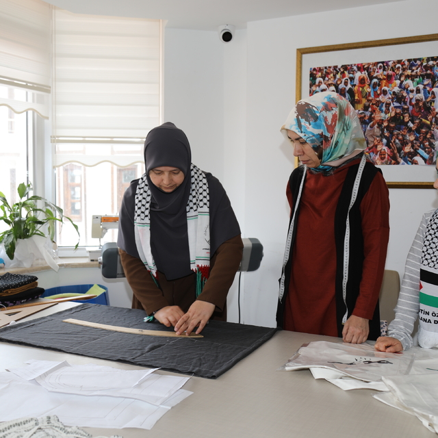 Çubuk ilçesinde kadınlar Gazzeli mazlumlar için giysi üretiyor