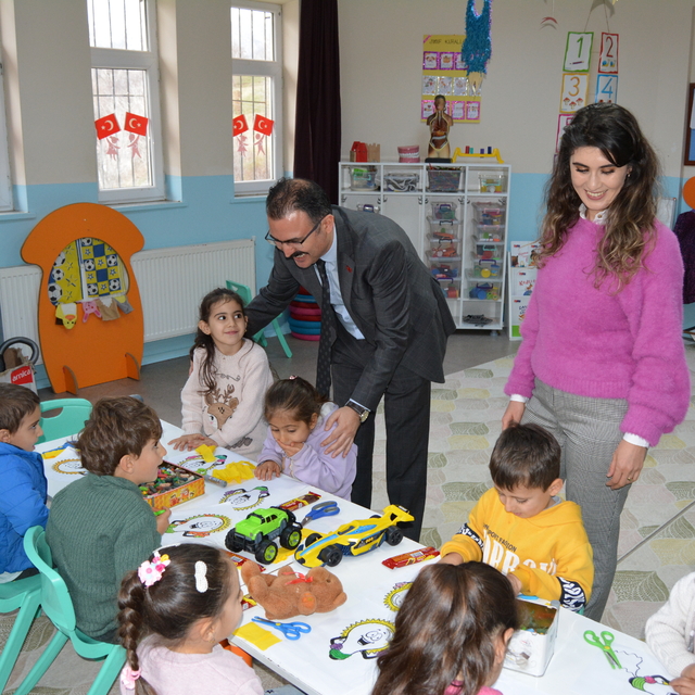 Kaymakam Ateş, öğrencilere oyuncak dağıttı