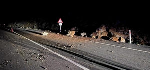 Marmaris-Datça kara yolunda heyelan meydana geldi