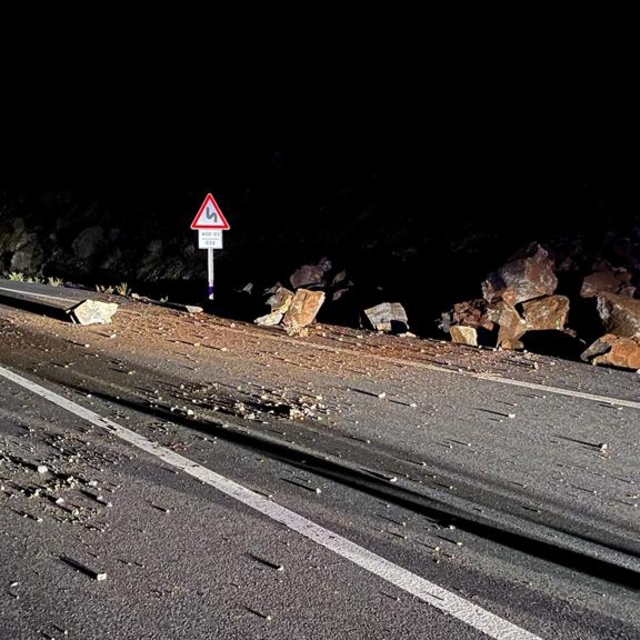 Marmaris-Datça kara yolunda heyelan meydana geldi