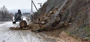 Bilecik-Bozüyük kara yoluna düşen kaya parçaları ulaşımı aksattı