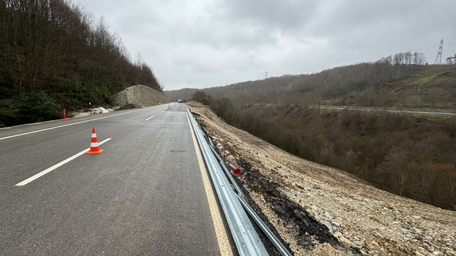 Heyelan sonrası kapanan yol, 1 ay sonra ulaşıma açıldı