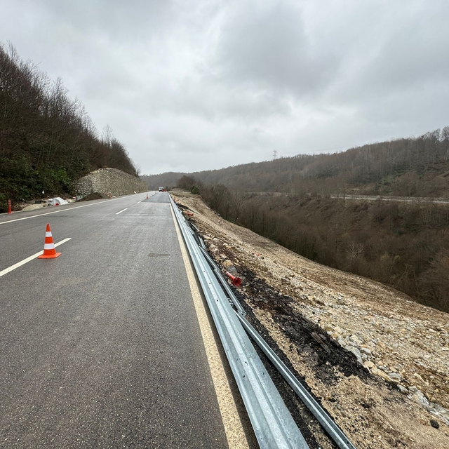 Heyelan sonrası kapanan yol, 1 ay sonra ulaşıma açıldı