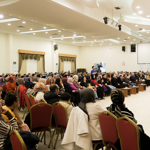 Karapınar'da "Sabırlı aileler merhametli çocuklar yetiştirir" söyleşisi düz...