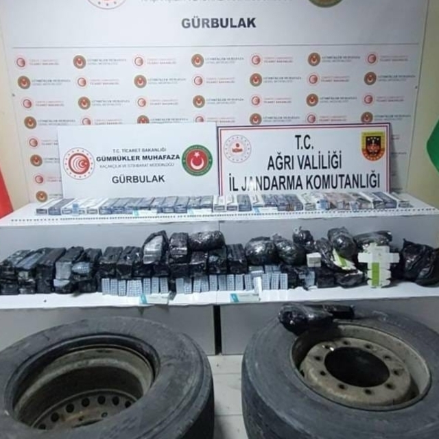 Ağrı'da tırın lastiklerinde 123 bin 800 uyuşturucu hap ele geçirildi