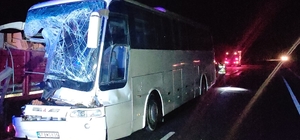 Burdur'da tırla otobüsün çarpıştığı kazada 2 kişi yaralandı