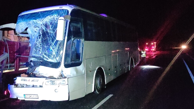 Burdur'da tırla otobüsün çarpıştığı kazada 2 kişi yaralandı