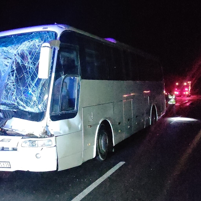 Burdur'da tırla otobüsün çarpıştığı kazada 2 kişi yaralandı