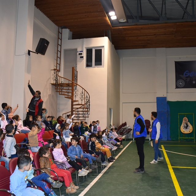 Muş'ta gençlik liderleri düzenledikleri etkinliklerle çocukları eğlendirdi