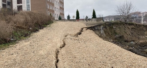 Heyelan nedeniyle 2 okulun yakınındaki yolun bir bölümü çöktü