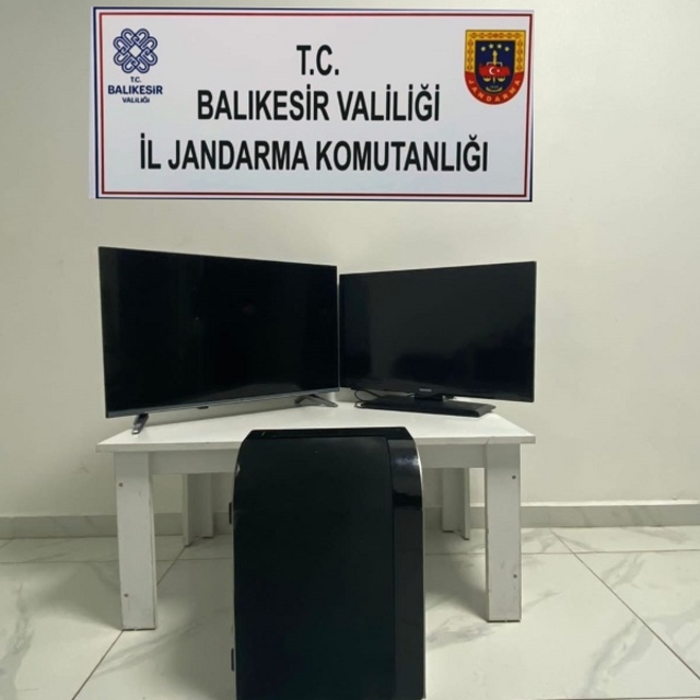 Avşa'da yazlık evlerden hırsızlık yapan 3 şüpheli yakaladı