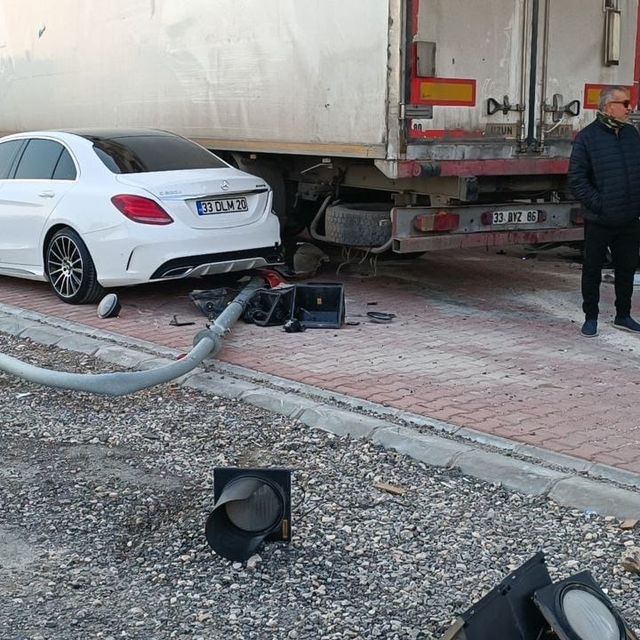 Mardin'de TIR, 3 araca ve 1 iş yerine çarptı; 3 yaralı