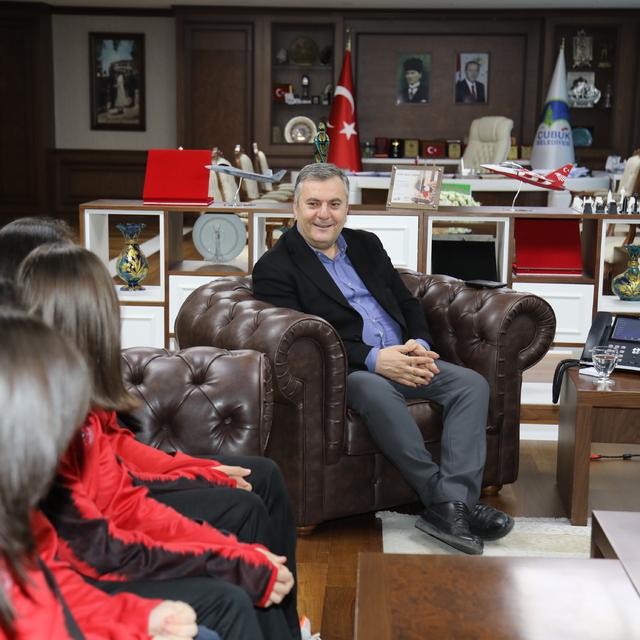 Çubuk Belediye Başkanı Demirbaş, yılın ilk madalyalarını kazanan sporcuları...