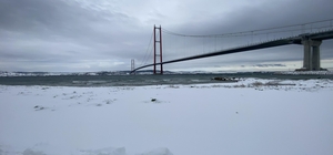 Çanakkale'de kar yağışı ve fırtına; Boğaz transit gemi geçişlerine kapatıld...