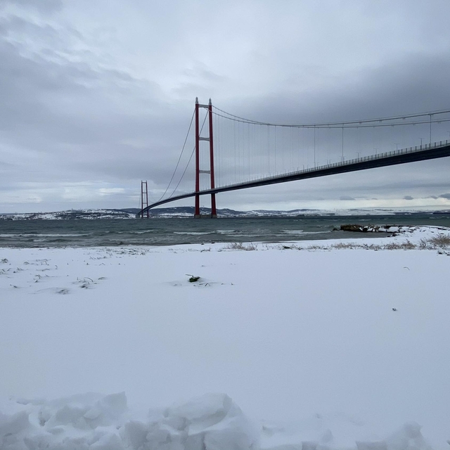 Çanakkale'de kar yağışı ve fırtına; Boğaz transit gemi geçişlerine kapatıld...