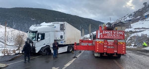 Erzurum'da buzlu yolda kayan tır ulaşımda aksamaya neden oldu