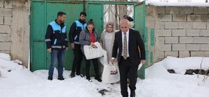 İzmirli kadınlar Van'da ihtiyaç sahiplerinin yüzünü güldürdü