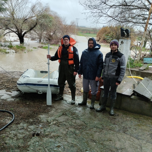Balıkesir'de su kuyusunda mahsur kalan 2 görevli kurtarıldı