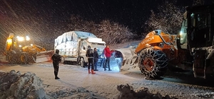 Van'da kar nedeniyle yolda kalan kamyonet, belediye ekiplerince kurtarıldı