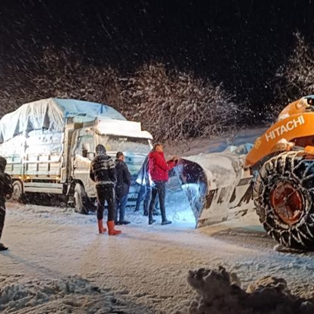 Van'da kar nedeniyle yolda kalan kamyonet, belediye ekiplerince kurtarıldı