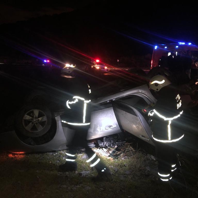Hatay'da hafif ticari araç ile otomobilin çarpıştığı kazada 3 kişi yaraland...