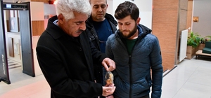 Kocaeli'de poşette bulunan altınlar sahibine teslim edildi