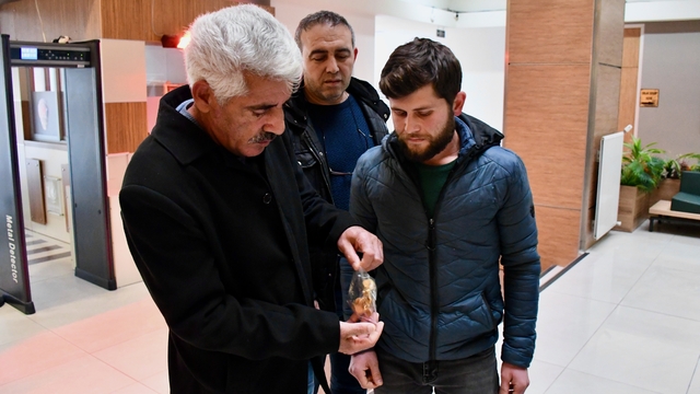 Kocaeli'de poşette bulunan altınlar sahibine teslim edildi