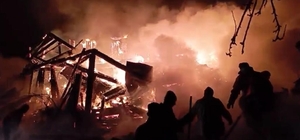 Mengen'de 3 katlı ahşap evde çıkan yangın söndürüldü