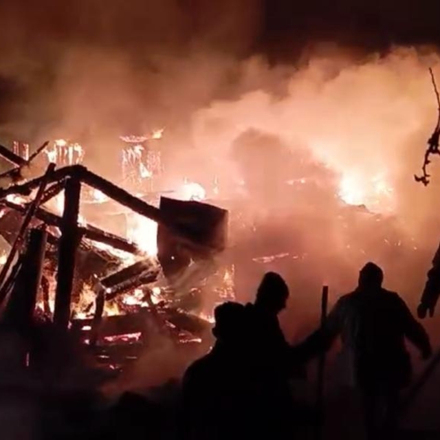 Mengen'de 3 katlı ahşap evde çıkan yangın söndürüldü