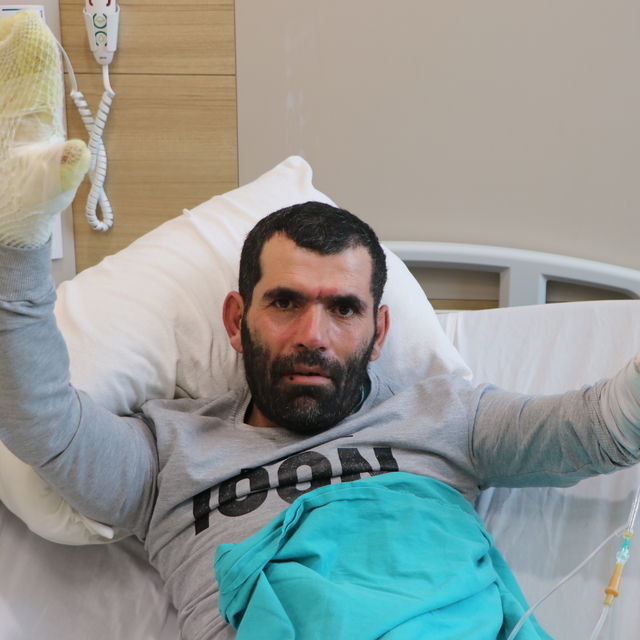 Çocuklarına yemek pişirirken nöbet geçirip sobaya düşen çiftçinin tedavisi...