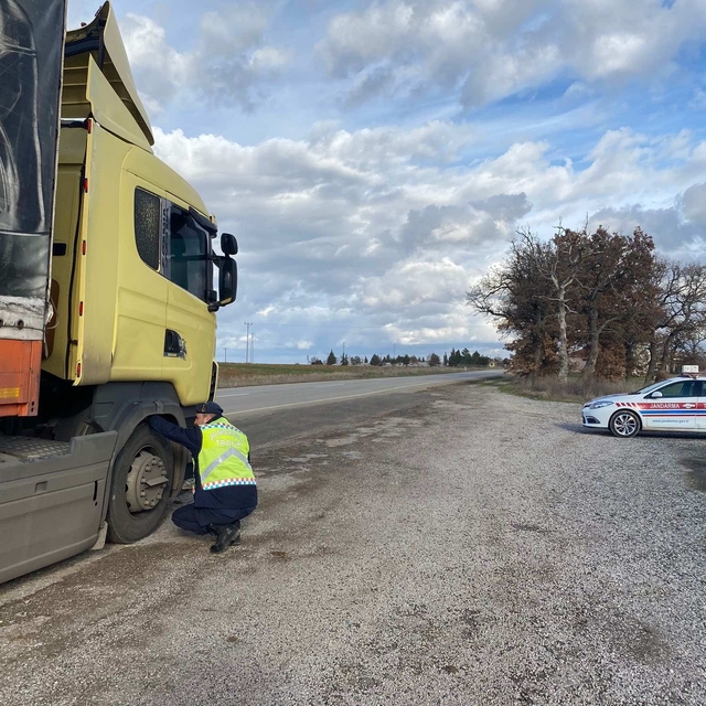 Edirne'de jandarma ekiplerince kış lastiği denetimi yapıldı